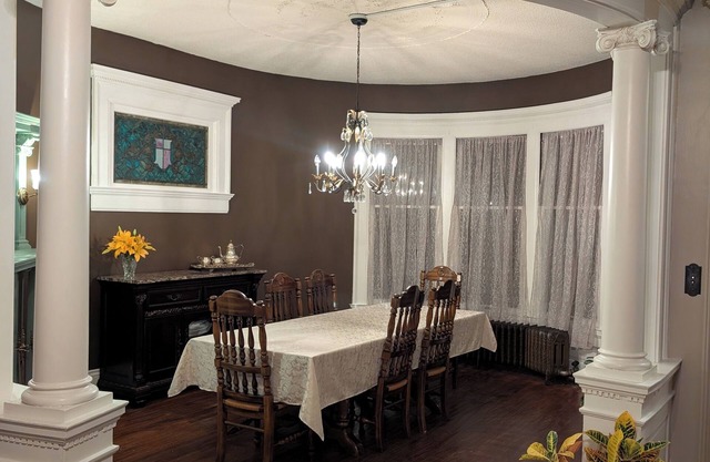 Huge Elegant Victorian - 8 people