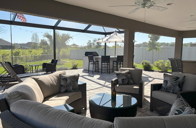 Huge & luxurious, 3br, lg screened lanai, fenced yard, pet friendly