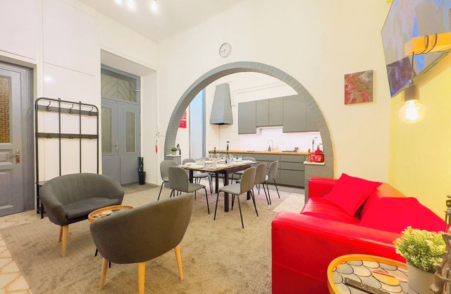 Huge Luxury 5 bedroom condo in central Budapest with A/C - Rose House