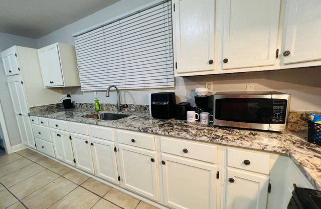 Huge Mardi Gras Home - 3BR 2BA - 0.6 Miles ~ Canal