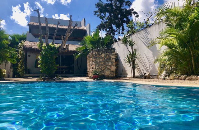 Huge pool. Central location near food park. Private. Quiet street. Fast Wi-Fi.