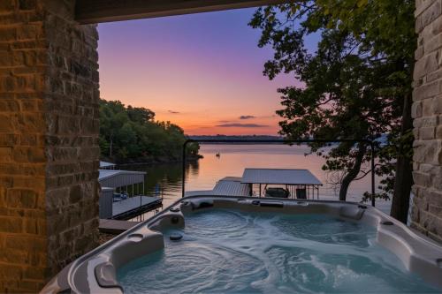 Huge Private Dock w/2 Slips + 2PWC, Beautiful Views, Lakeside Hot Tub, Pool & Pickleball