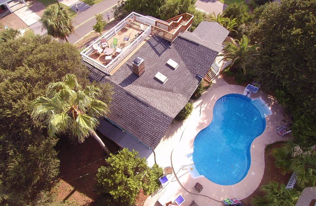 ~HUGE TROPICAL POOL WITH NEW ROOFTOP DECK! AMAZING VIEWS! Pet Friendly!