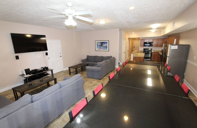 Huge Villa, 100 Yards To Beach, Pool, Lazy River, Hot Tubs, BBQ, 4 Car Parking