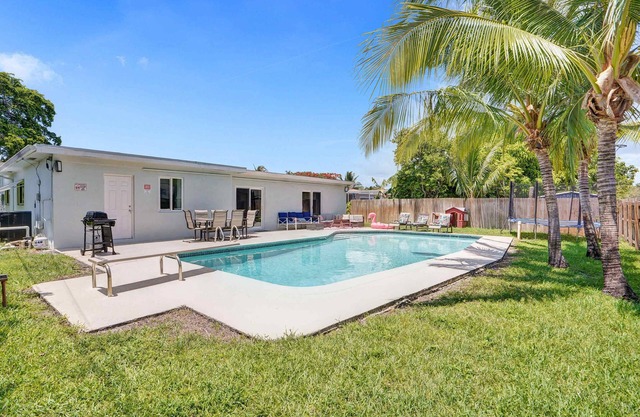 Huge Villa with Heated Pool, Trampoline BBQ Games