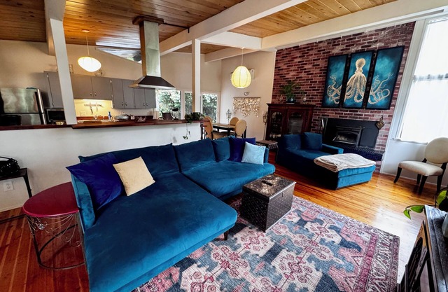 Humboldt Haven: Gorgeous Home for 10 w Gardens, Firepits, Forest & Bay Views