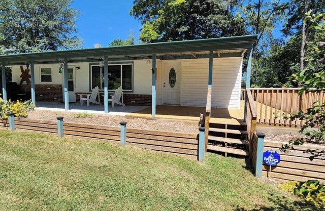Hummingbird HavennCharming 2-bedroom house in Hendersonville with WiFi and AC