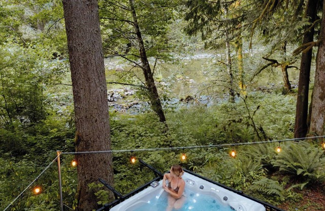 Hunts Hut: spa, riverfront view, generator, 15mi to ski hill!