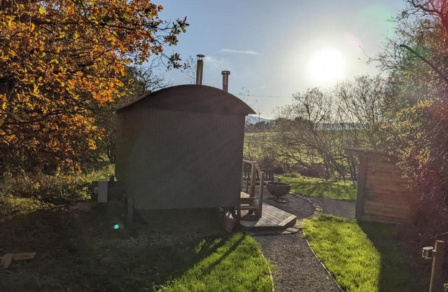 Hut In The Glade, Shepherds Hut with Hot Tub