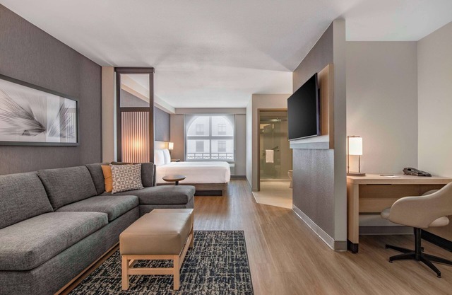 Hyatt Place Riverside Downtown