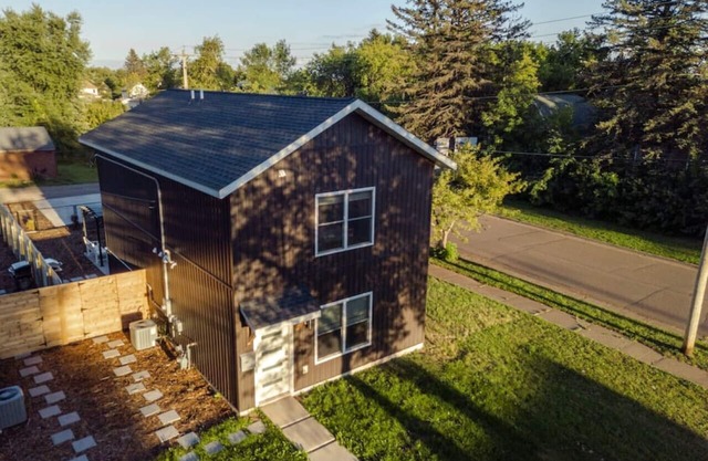 Hygge Home🌲Family Retreat ☀️ Pet Friendly 🐾 Fully Fenced Yard 🌾