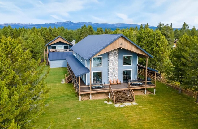 Hygge Lakehouse is your IP Reservoir paradise! Just 30 miles from Yellowstone!
