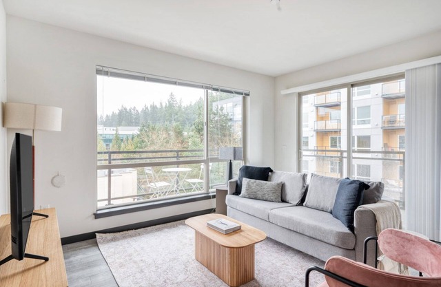 Ideal Bellevue 2BR w/BBQ, Gym & W/D, walkable area, by Blueground