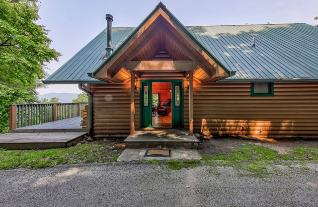 Ideal dog-friendly getaway with private pool, large deck, WiFi & lofted layout