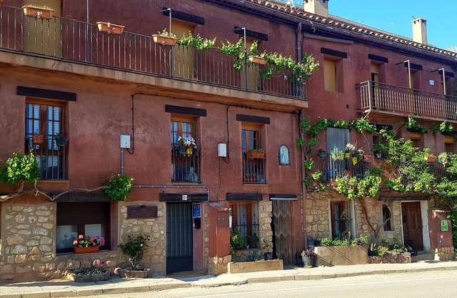 Ideal for couples. Pets Allowed. Fantastic for visiting the area.