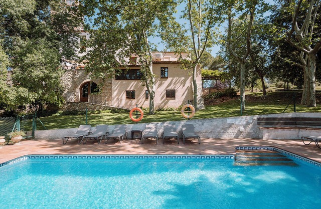IDEAL FOR FAMILIES. Large garden, private swimming pool, barbecue, terrace, AC 14 persons