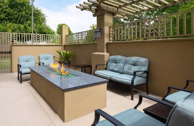 Ideal for Groups: 3 Suites w/Kitchen & Separate Living Area, Pets Are Allowed