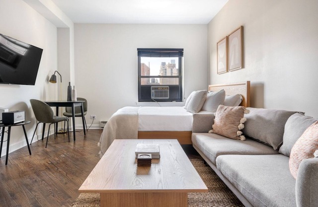 Ideal Gold Coast Studio w/Doorman & Gym, 2 blocks to L, by Blueground