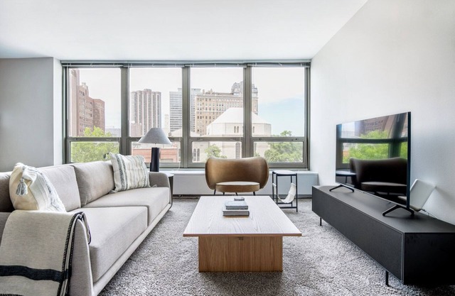 Ideal Lakeview 1BR w/Deck, Pool & Gym, nr Lincoln Park, by Blueground