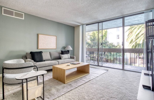 Ideal San Mateo 3BR w/W/D, BBQ & Pool, nr Caltrain, by Blueground