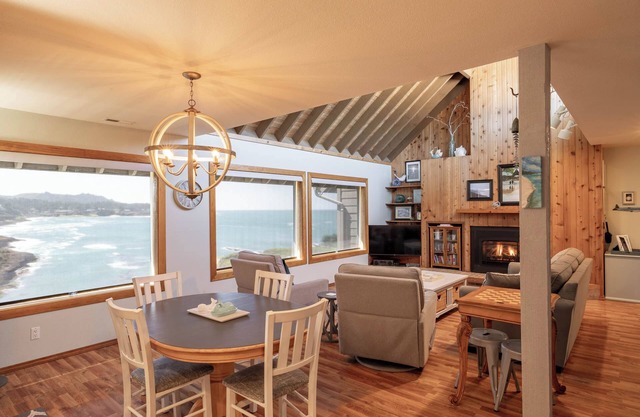 Idyllic Coastal Haven - Whale Watch in Depoe Bay!