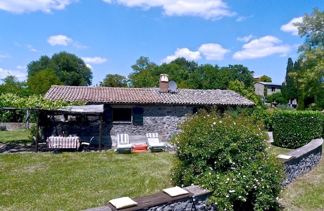 Idyllic HOLIDAY HOUSE/COTTAGE in private park: QUIET + pool + sauna + gym