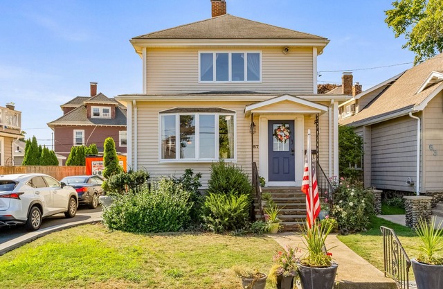 Idyllic island home near the beach with park-like backyard, fast WiFi, & W/D