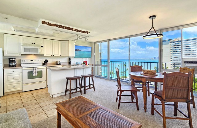 Idyllic Ocean Views from 12th floor 1 Bedroom Suite with Full Kitchen