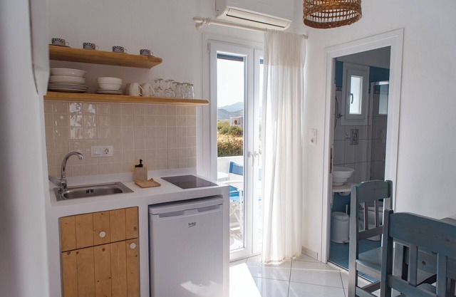 Ikaros Studios - Pool & Jacuzzi, 5 mins from beach