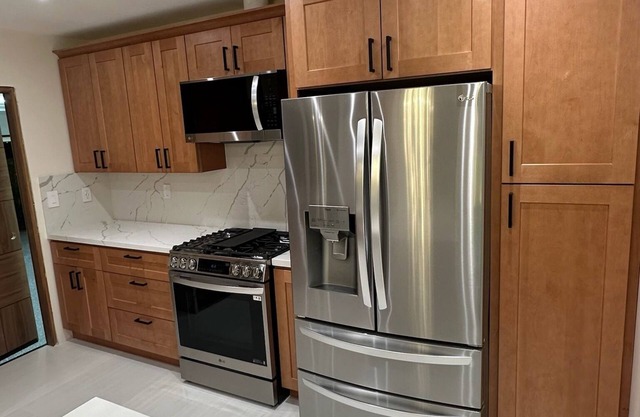 Immaculate 3 Bedroom Luxury House w/Private Yard!