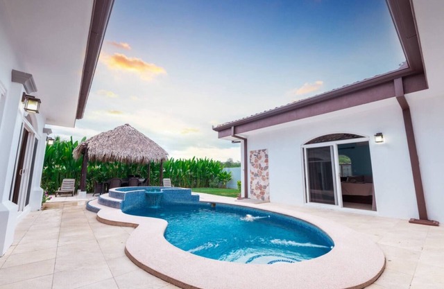 Immaculate 3 bedroom, 3.5 bathroom private villa with private pool