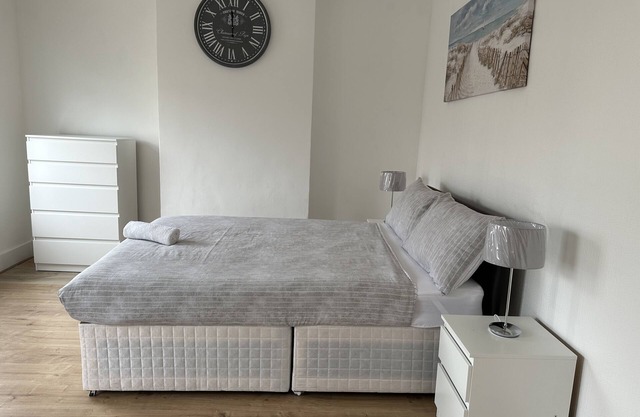 Immaculate 4-Bed House in Enfield near Enfield loc