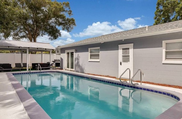 Immaculate & Cozy Entire Heated Pool House