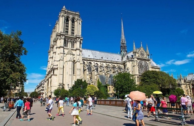 IMMERSE YOURSELF IN PARISIAN CULTURE IN THE BUSTLING LE MARAIS-RUE SAINT-MARTIN