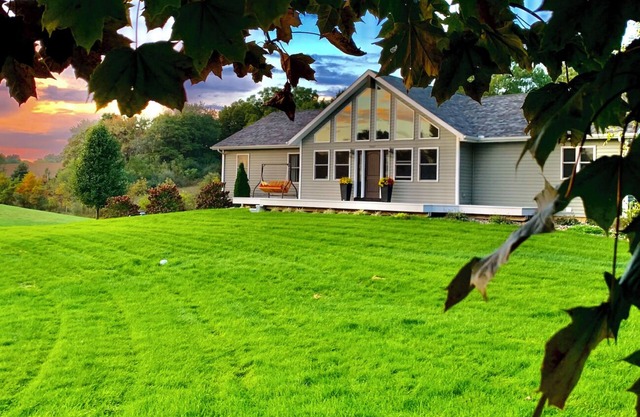 Impressive 3 bdr/3bth 25 mins from ND & beaches. Workout, game room, spa, & deck