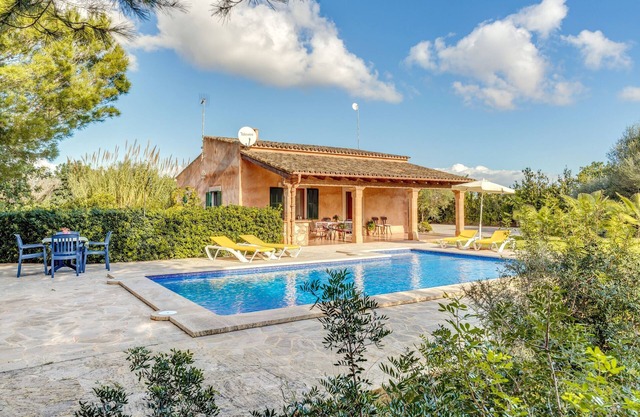 In a peaceful location with pool - Camí d'es Torres