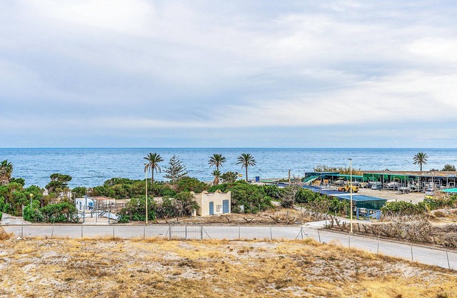 In a very quiet area of Costa Tropica welcomes you this beautiful apartment with sea view.