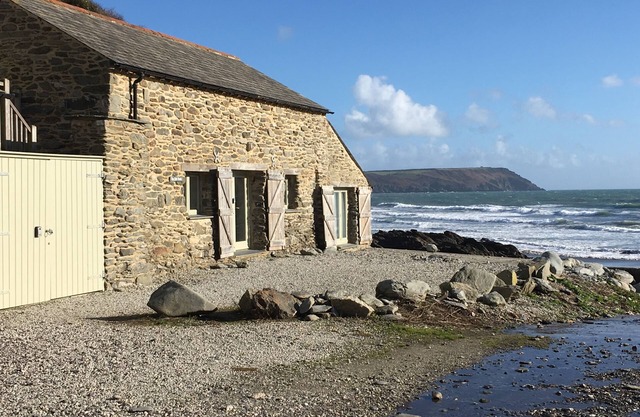 In an exceptional position right on the beach is this spacious and comfortable cottage - a perfect g