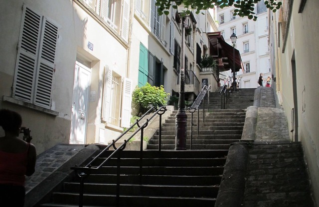 In Montmartre, lovely 2 rooms in a charming parisien flat. No instant booking