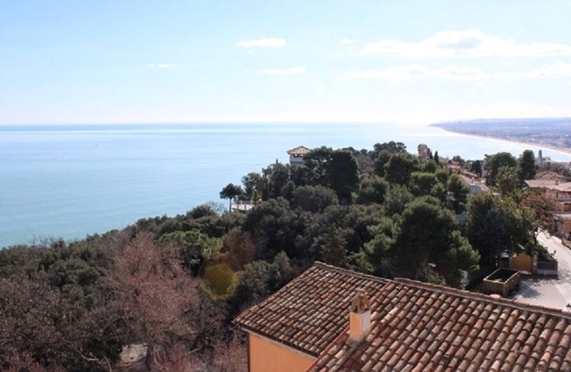 In the center of Sirolo, with a wonderful sea view
