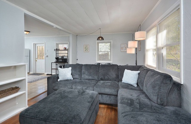 In the heart of Chapel Hill Walk to UNC & cafés! 3 Bedroom House