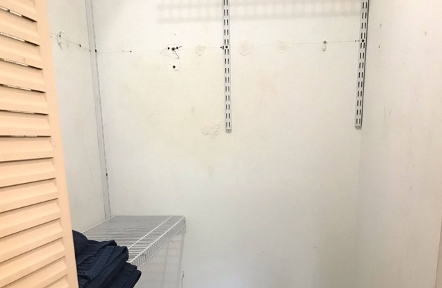 In the HEART of Miami! CLOSE TO POPULAR TOURIST LOCATIONS AND BEACHES!