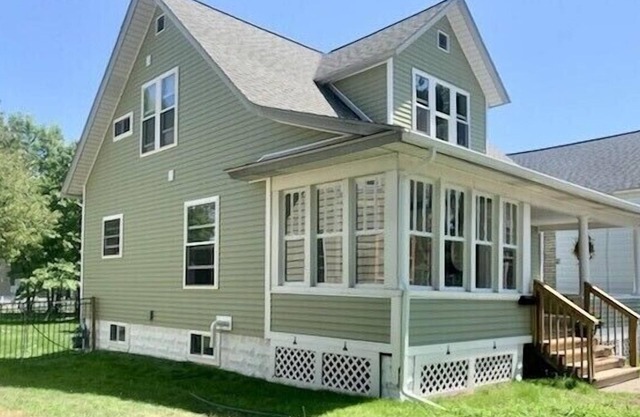 IN TOWN, ONLY 3 BLOCKS FROM LAKE MICHIGAN’S “STEARNS BEACH”!