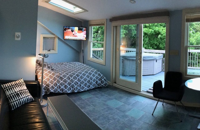 In Town Private Studio with Hot Tub!