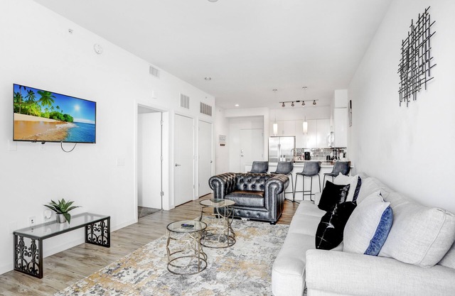 Includes access to top of the line Gym, Luxary Pool, & City View Sky Lounge