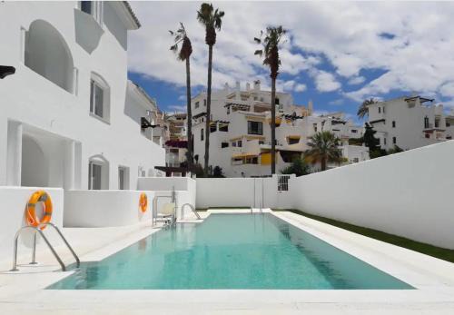 Increíble bajo con jardín y piscina - Puerto Banús