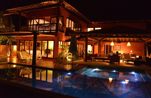 Incredible house with 05 suites next to the natural pools.