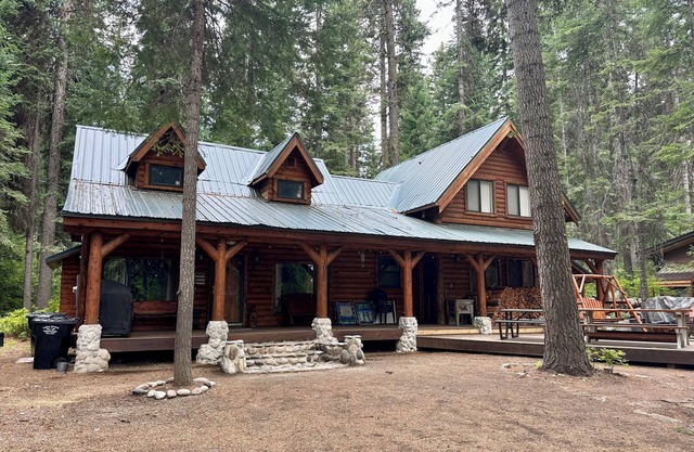 Incredible McCall cabin; 1 min. walk to community beach; boat slip; sleeps 14