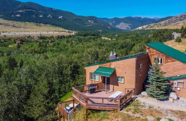 Incredible Views - Sleeps 19 People- Perfectly Situated Between Red Lodge Mountain and Downtown!