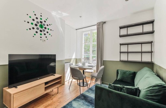 Independent flat: canal st martin&trains stations!